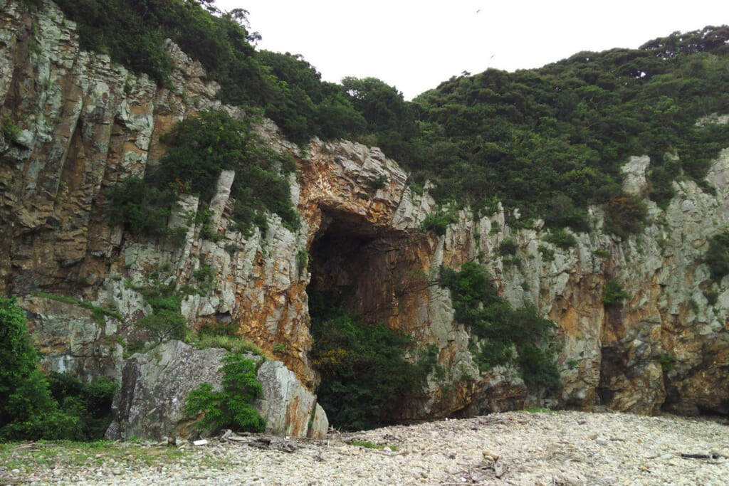 乙島の海蝕洞窟