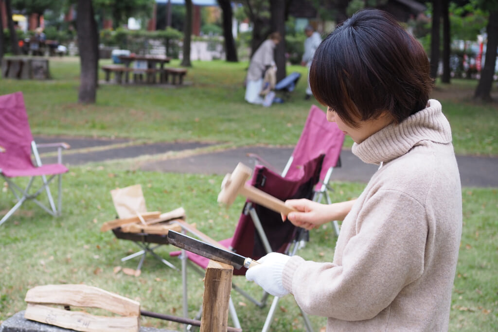 女性でも簡単にできる薪割り