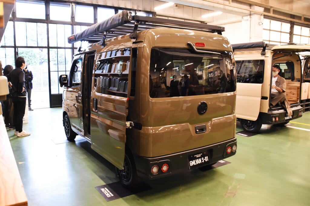 ルーフボックスを装着したGMLVAN C-01のリヤスタイル