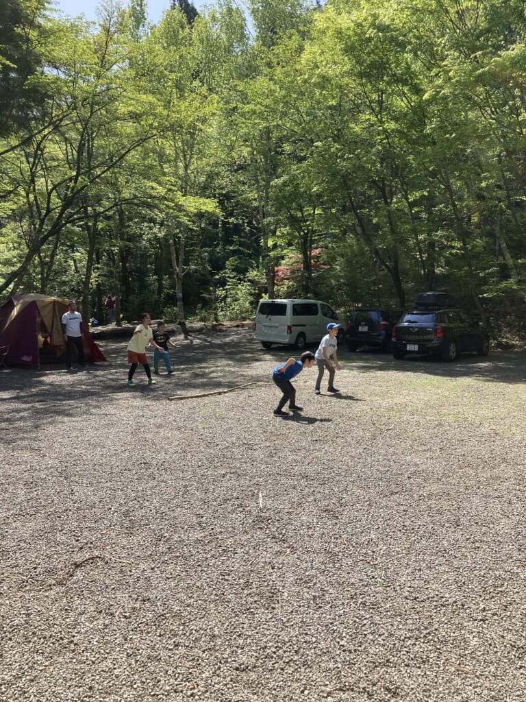 キャンプ場で遊ぶ子どもたち