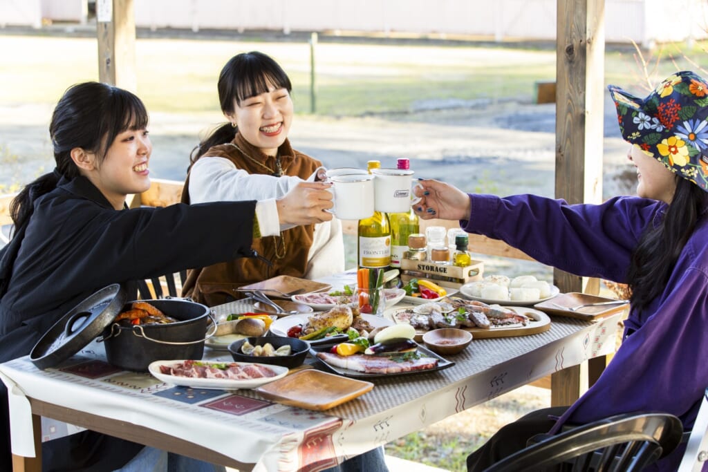 昭和ふるさと村のデッキで味わうバーベキュー