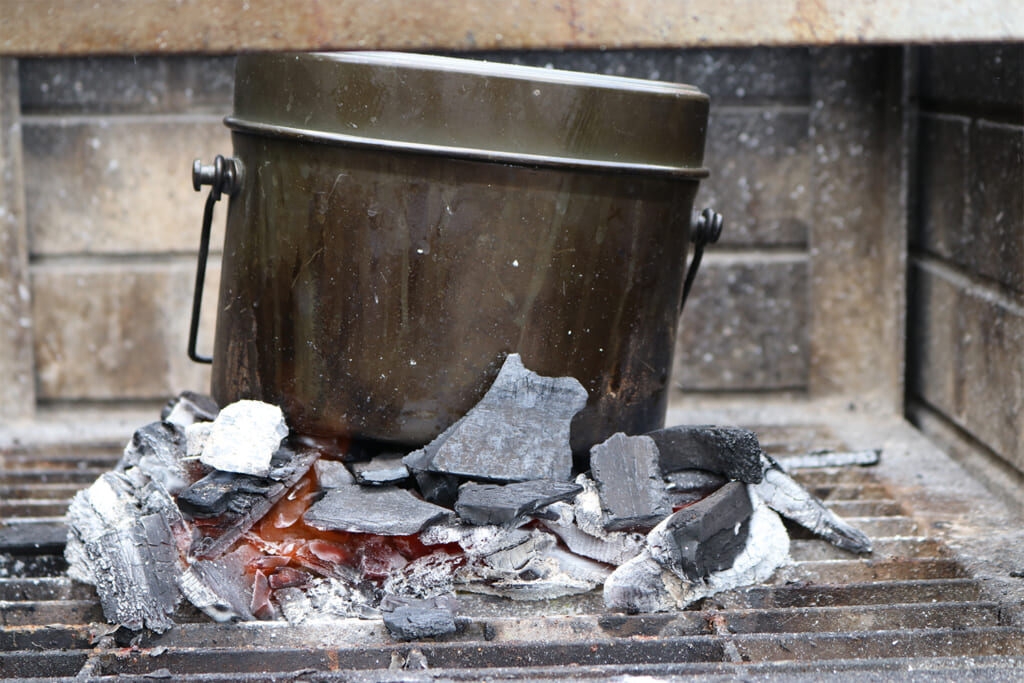 炭火で炊いた飯盒ご飯