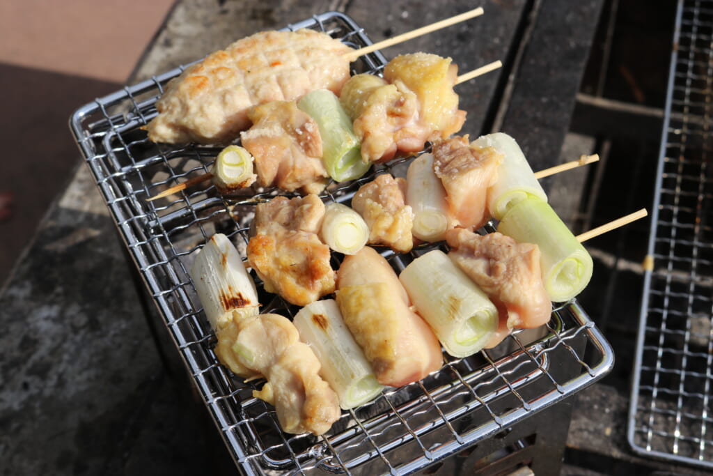 キャンプで炭火焼きした焼き鳥