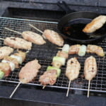 バーベキューグリルで炭火焼き鳥