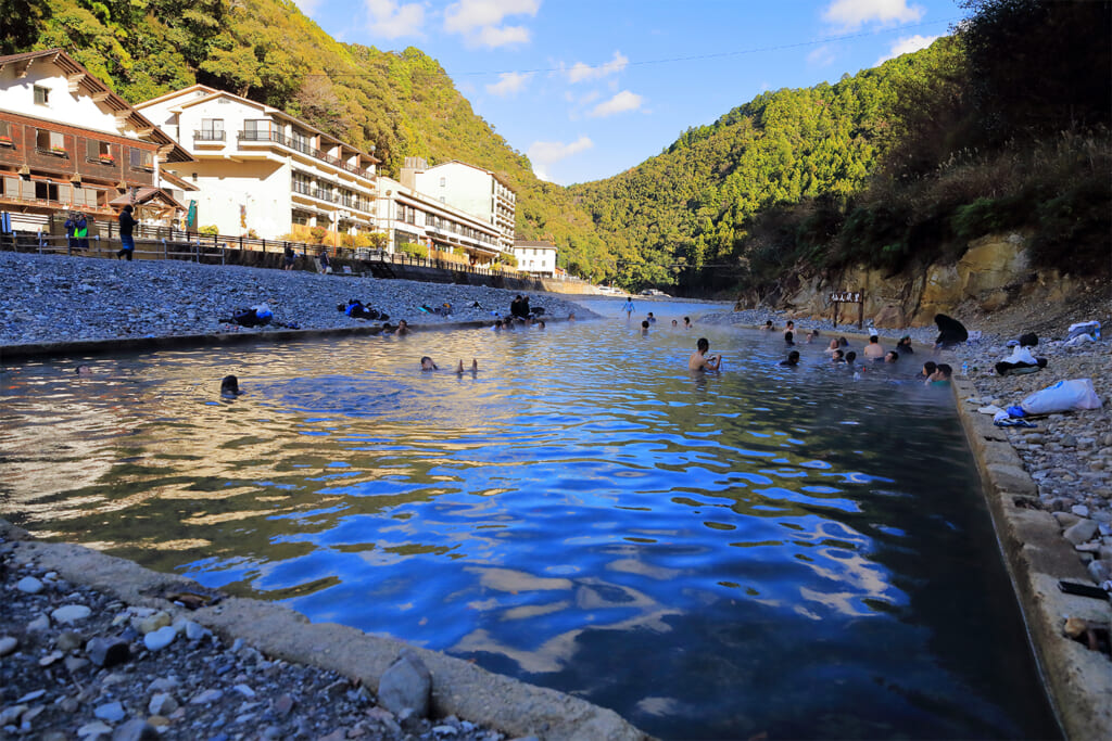 川原からお湯が湧き出す川湯温泉の仙人風呂