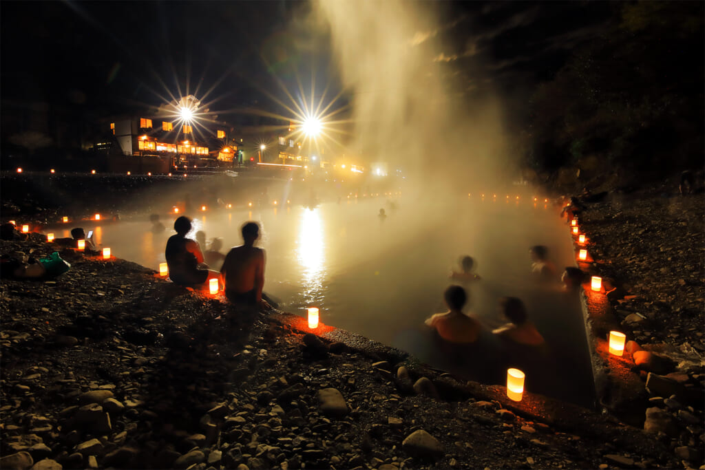 竹筒の灯籠が幻想的な川湯温泉の仙人風呂