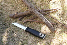 キャンプ用のシースナイフ