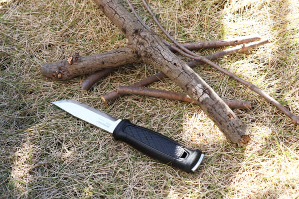 キャンプ用のシースナイフ