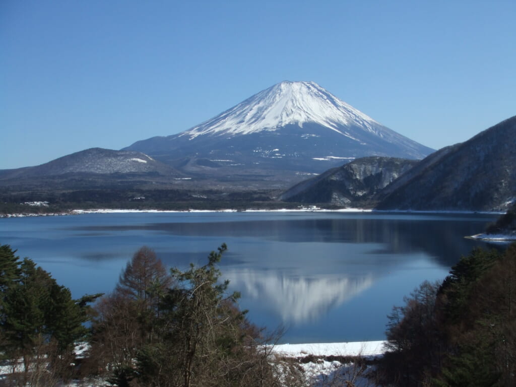 本栖湖の湖面に映る逆さ富士