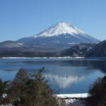 本栖湖の湖面に映る逆さ富士