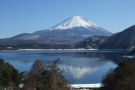 本栖湖の湖面に映る逆さ富士