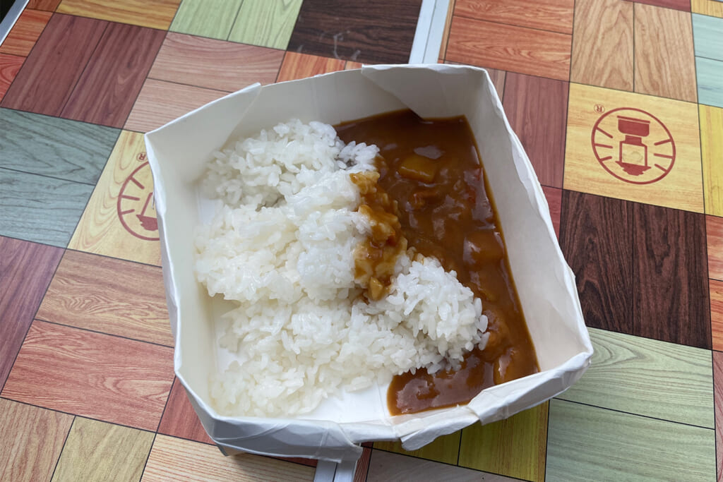 牛乳パックを再利用したカレー皿