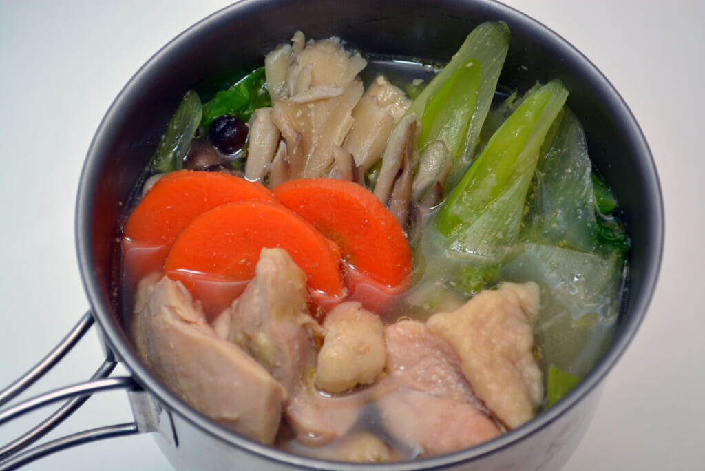 鶏肉や野菜・キノコたっぷりの水炊き鍋