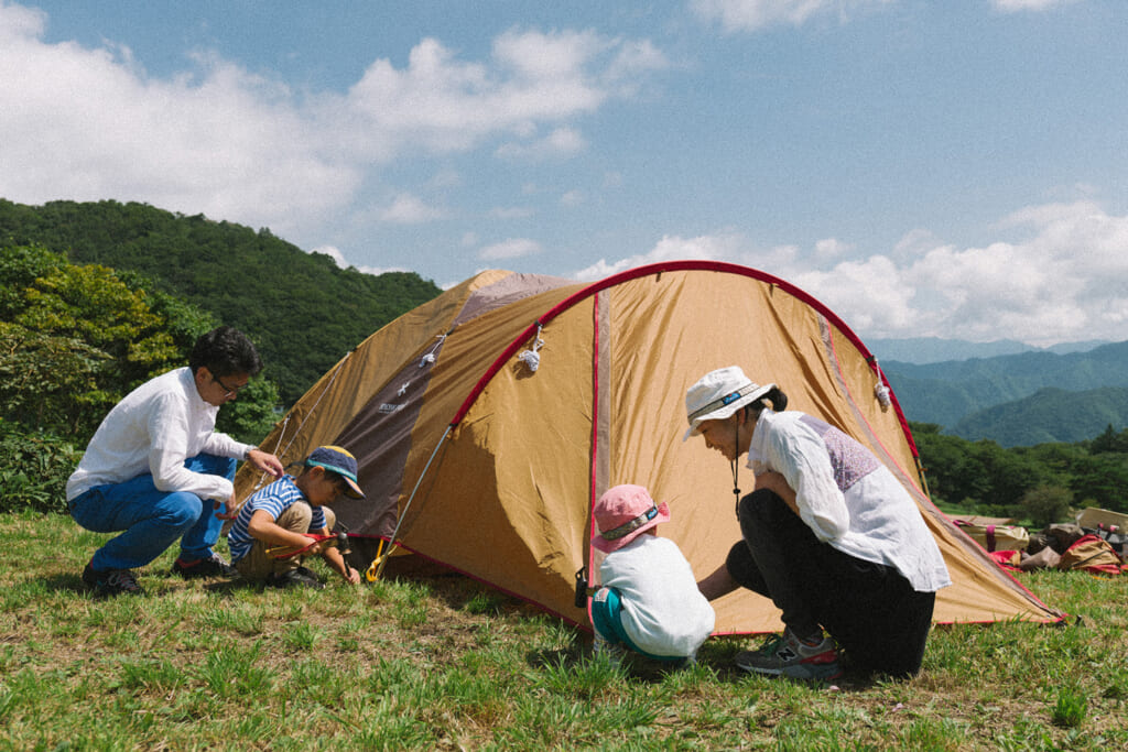 子どもと一緒にテント設営