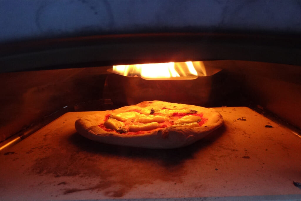 Ooni Fyra社のピザ窯で焼く冷凍ピザ