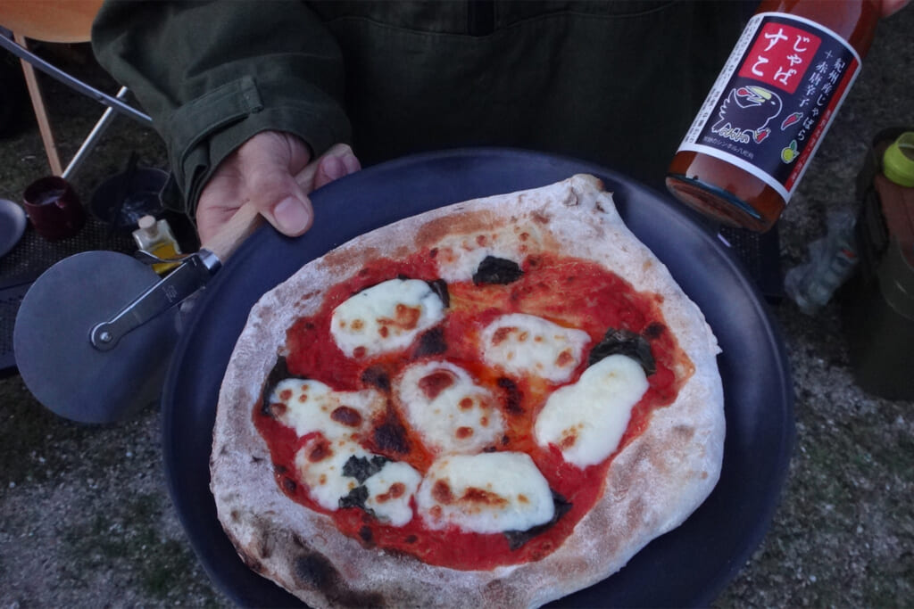 ピザ窯で焼いたマルゲリータピザ