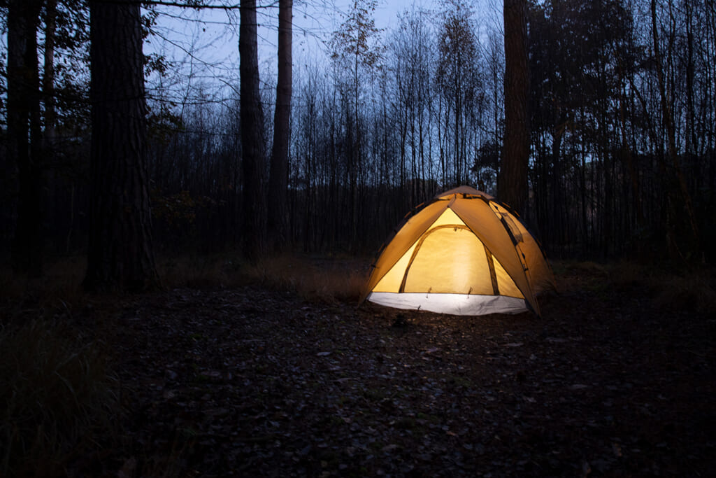 夜間のテント