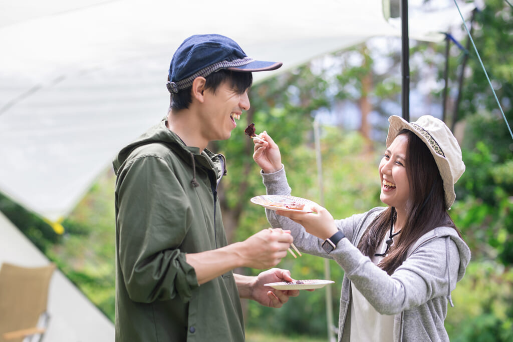 仲良くキャンプを楽しむカップル