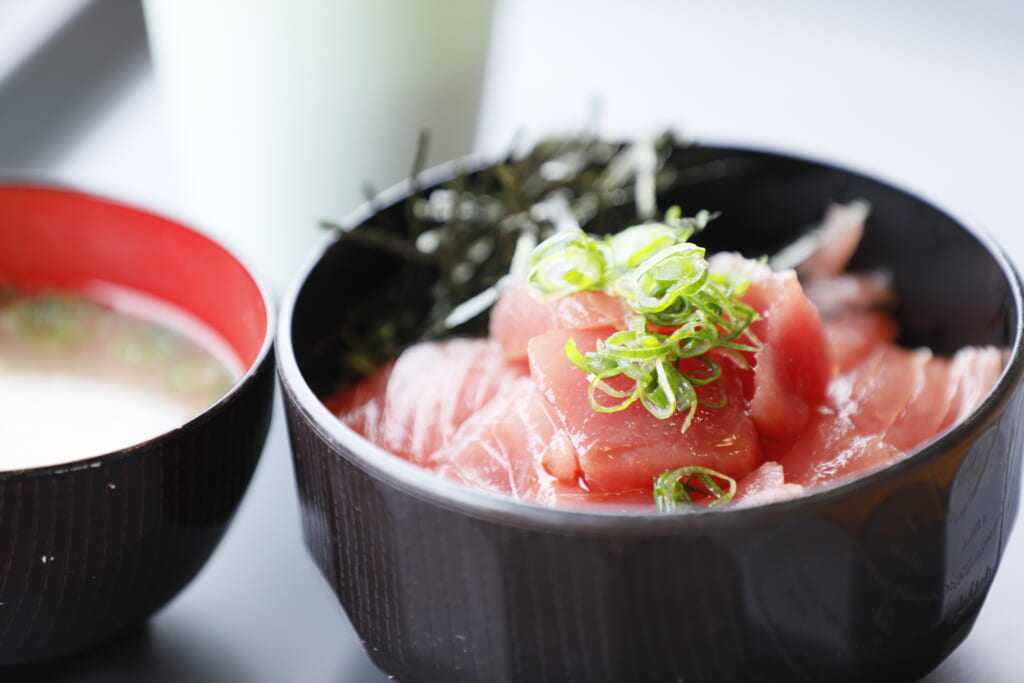 勝浦漁港で水揚げされた生マグロ丼