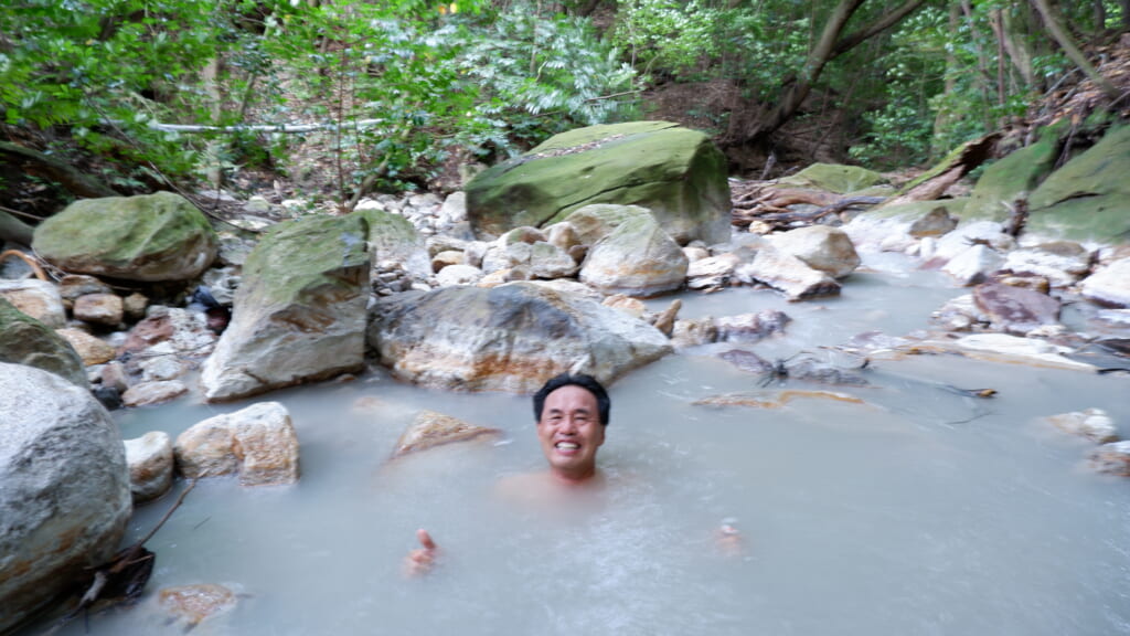 川の湯に入湯する瀬戸圭祐