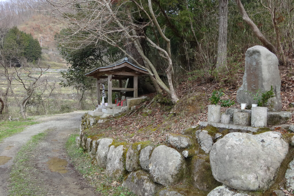 花折街道沿いの石仏