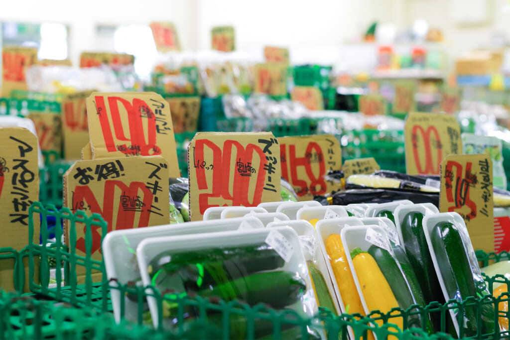 スーパーの生鮮野菜売り場