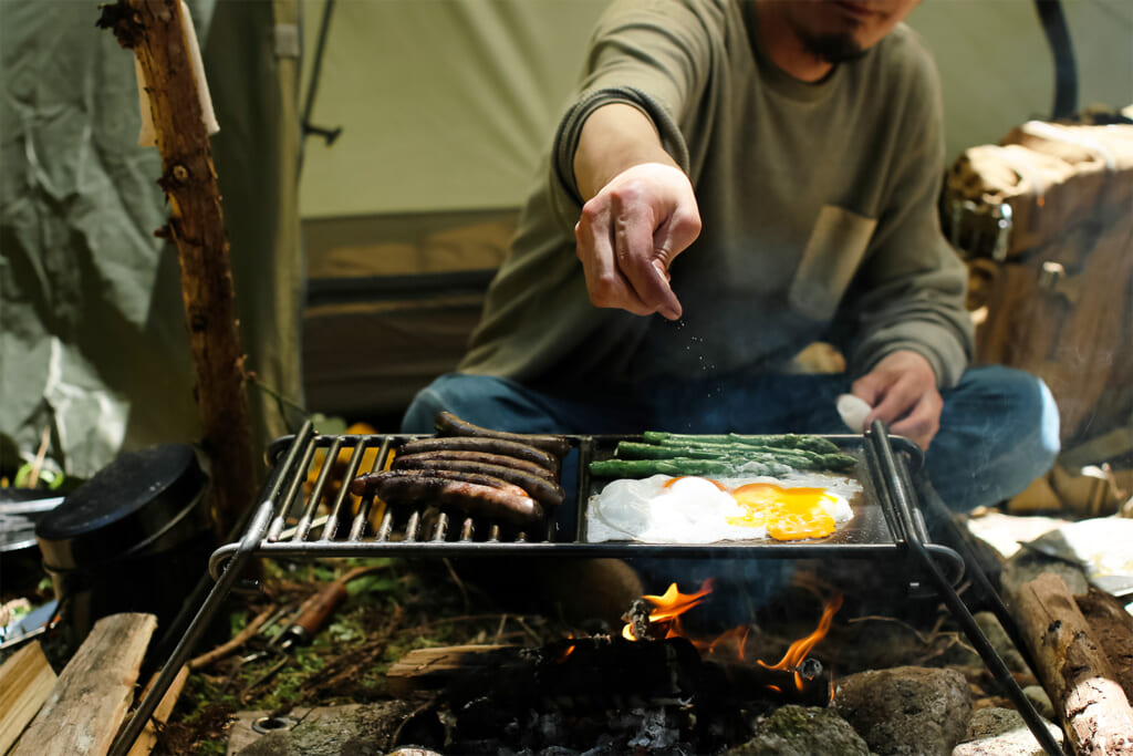 キャンプでいただく羊肉のソーセージ