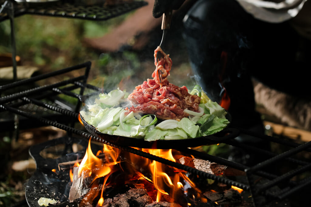 羊肉と野菜を豪快に炒めた義経焼