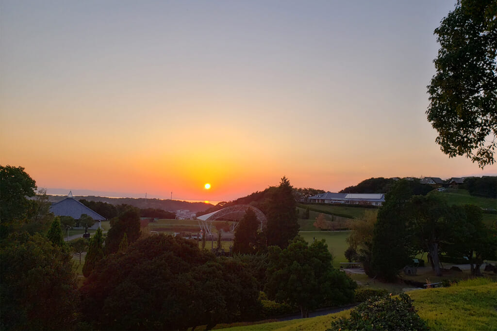 ウェルネスパーク五色オートキャンプ場から見える夕陽