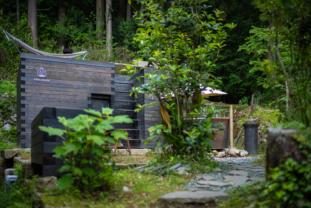 奈良県山辺郡山添村にある築百年超えの古民家を改築して1日3組限定で宿泊客を迎えるume,yamazoe
