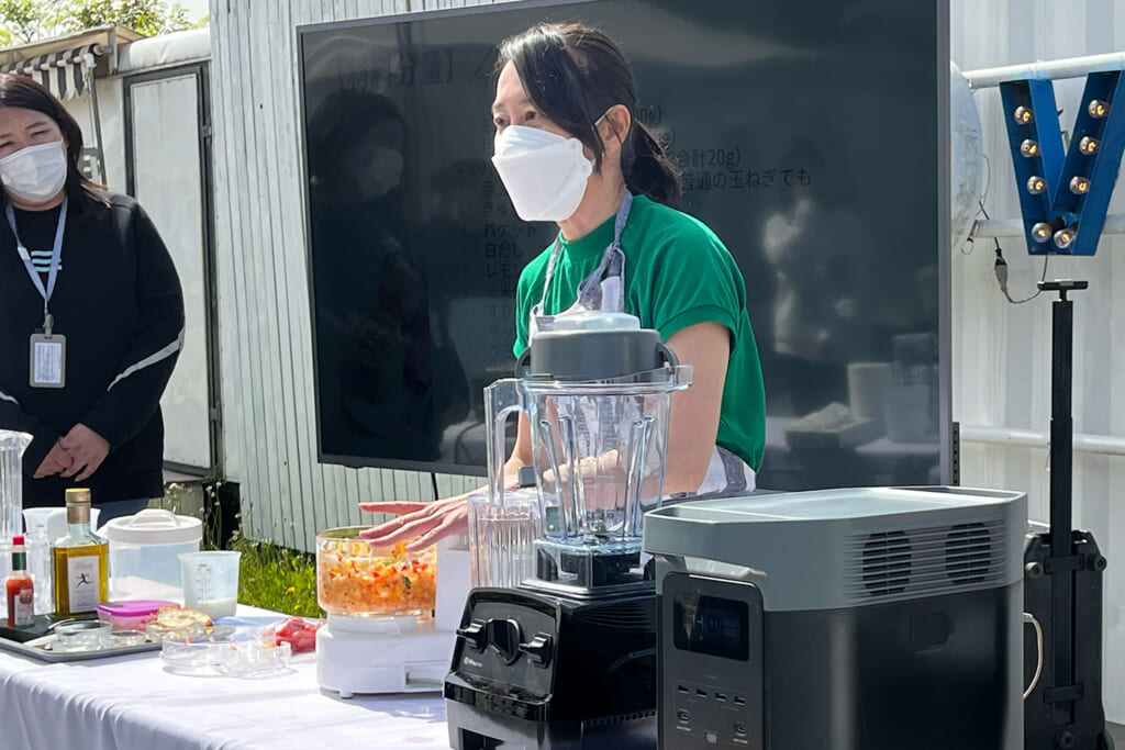 ガスパッチョを調理する野口英世さん