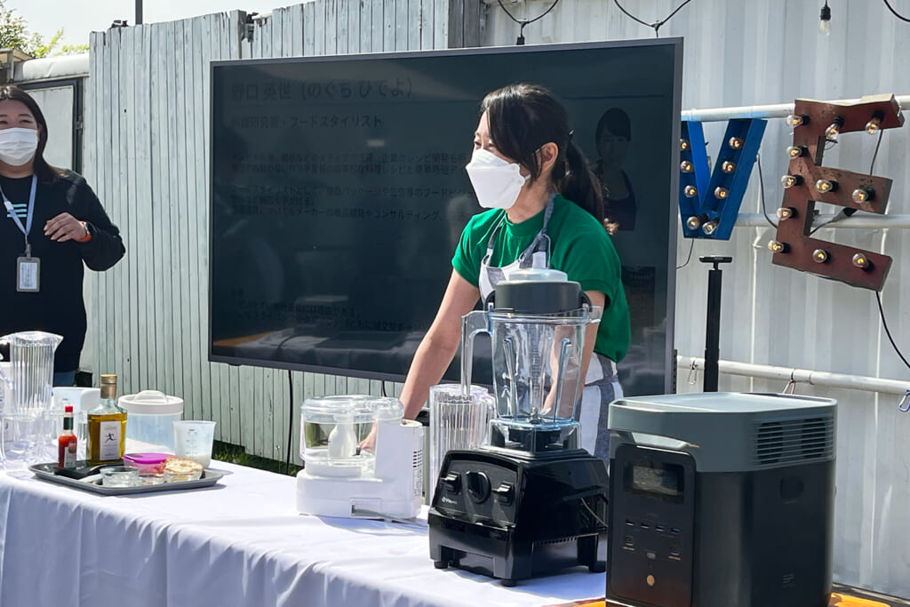 ガスパッチョを調理する野口英世さん