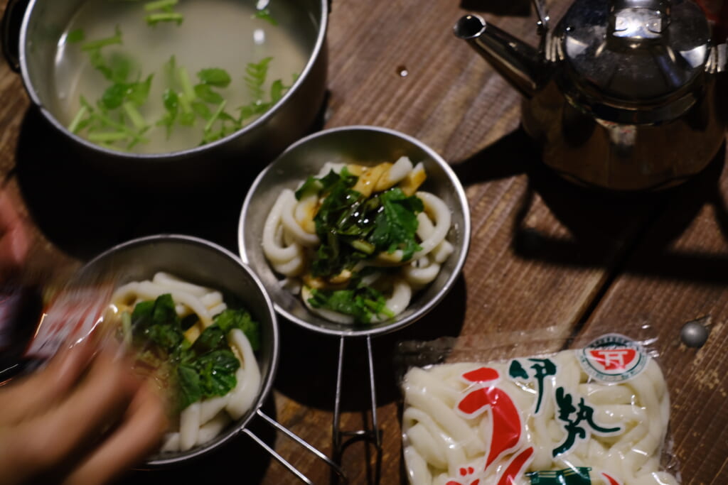 スーパーで買ったパック伊勢うどんを作っている様子