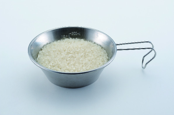 シェラカップでお米を計量