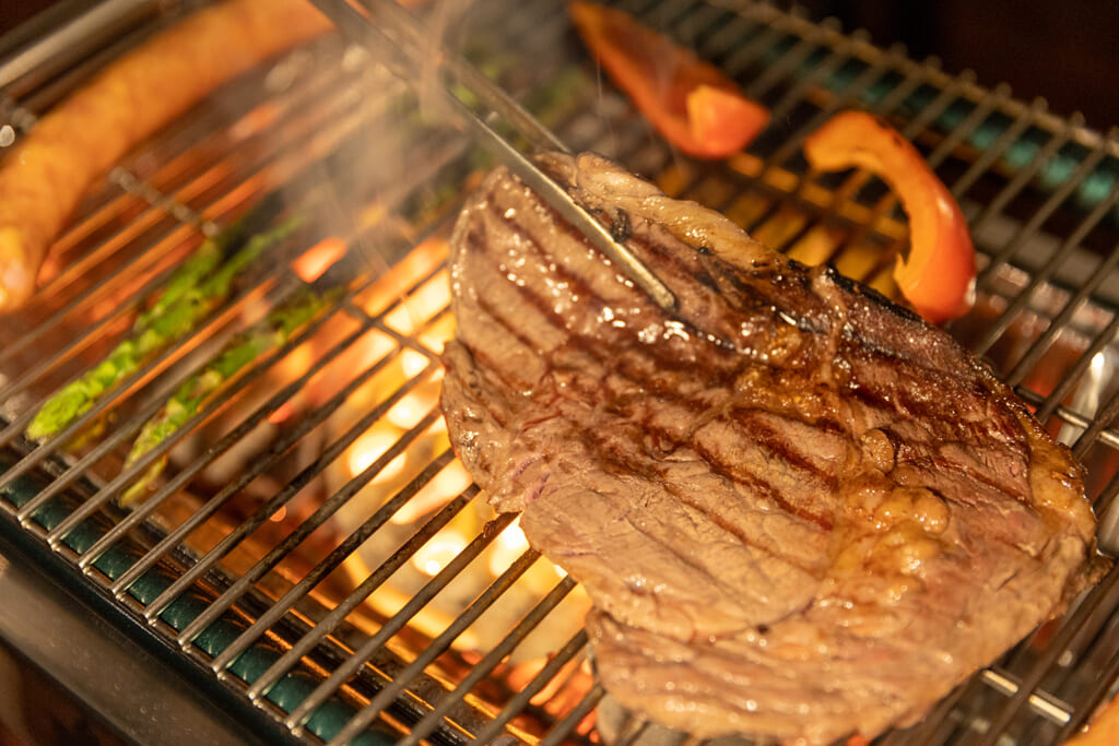 BBQグリルで焼く牛リブステーキ