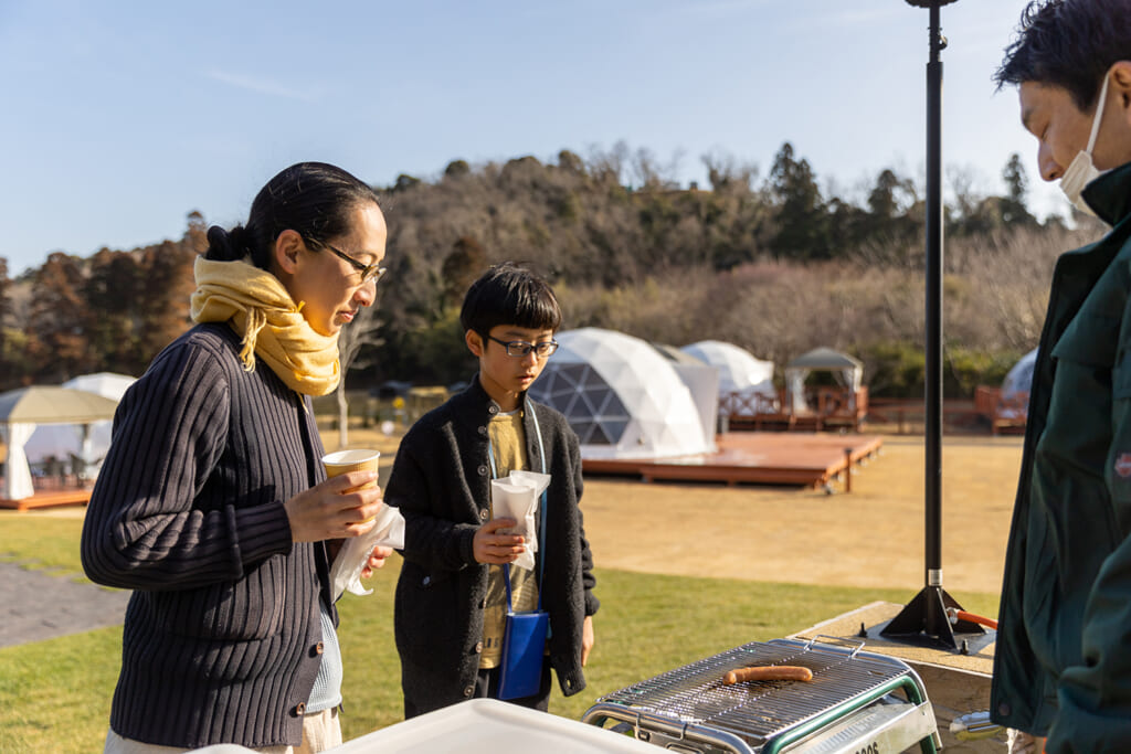 BBQグリルで調理するホットドッグ