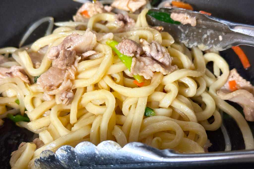 ごま油と野菜で炒めてた焼きうどん