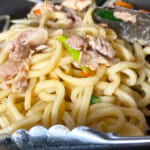 【画像】いま話題の万能スパイス調味料「マキシマム」をひと振りしたらチキンラーメンがもっと美味しくなる!?【麺料理編】 〜 画像1