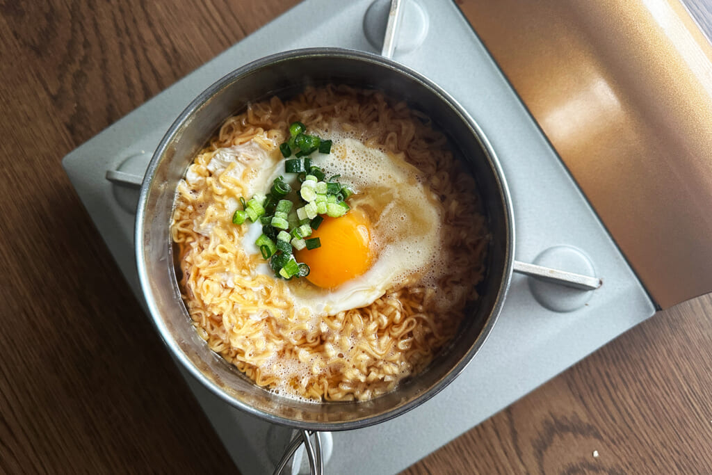 生卵を落としたチキンラーメン