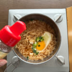 【画像】いま話題の万能スパイス調味料「マキシマム」をひと振りしたらチキンラーメンがもっと美味しくなる!?【麺料理編】 〜 画像1