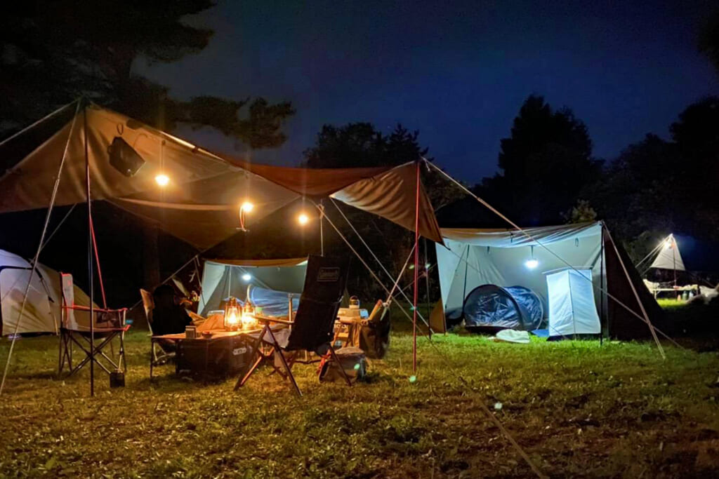 夜のキャンプサイト
