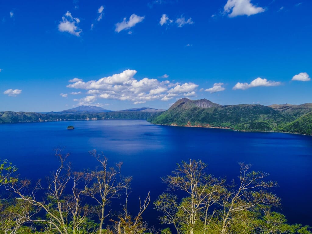 神の湖とも呼ばれる摩周湖