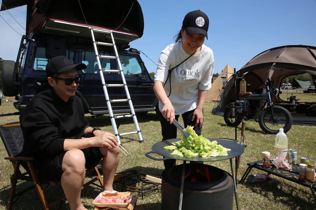 焼きそばを調理するGクラスキャンパー