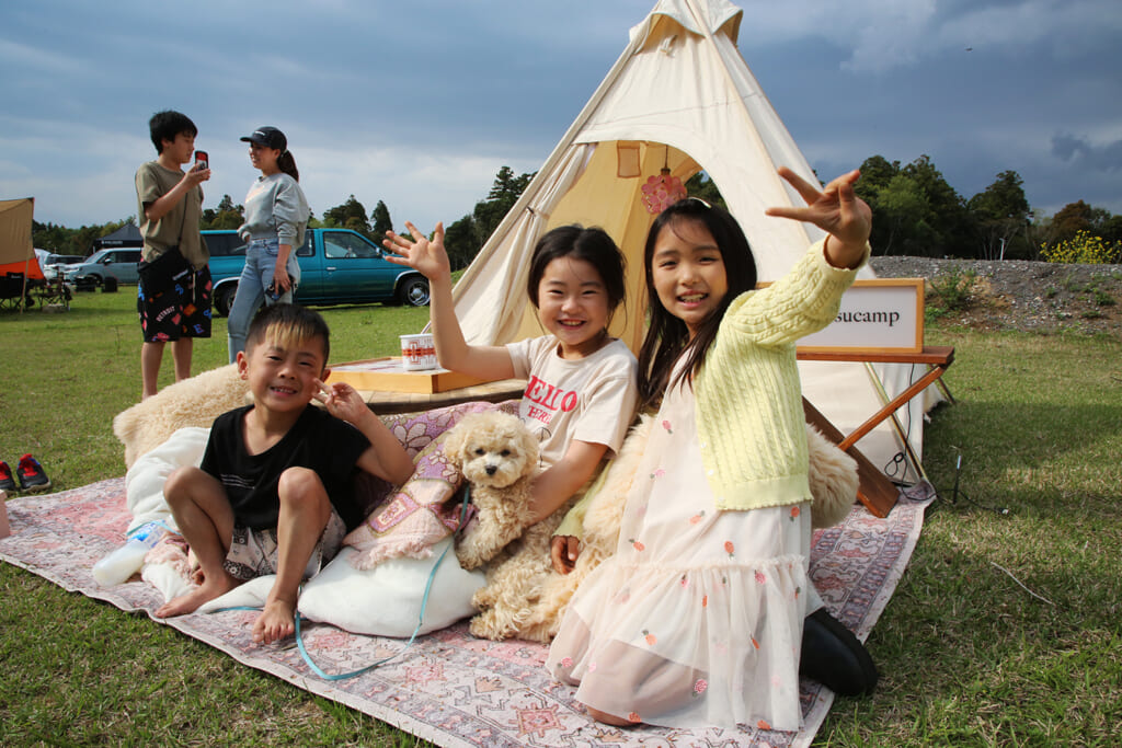 キッズ用ワンポールテントで笑顔溢れる子どもたち