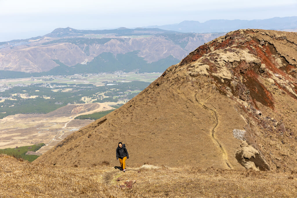 往生岳と九重連山を望む杵島岳の登山道