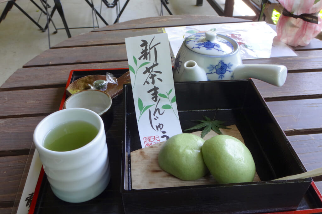 静香園でいただく煎茶とお菓子のセット