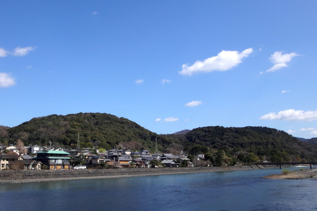 宇治川のほとりにある町の景色