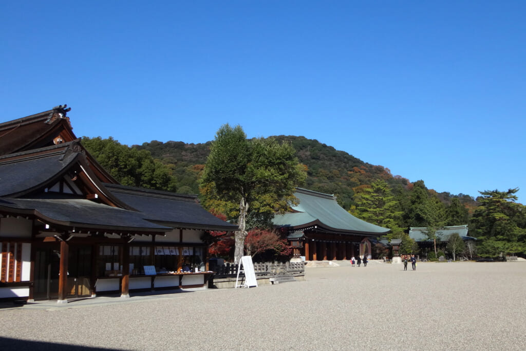 橿原神宮の背後にたたずむ畝傍山