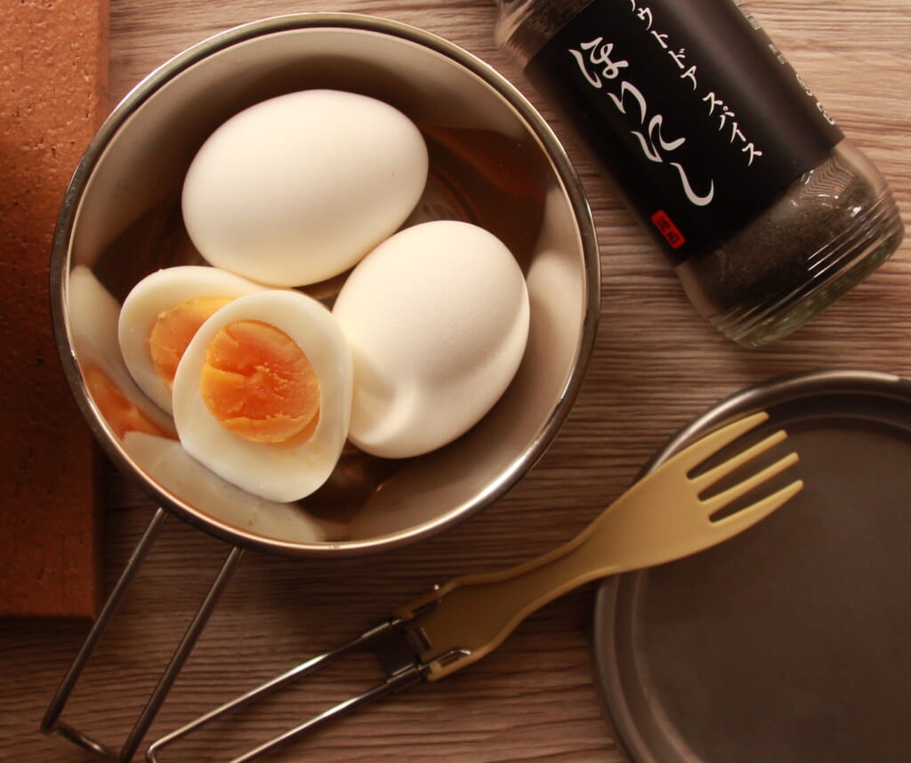 ゆで卵とアウトドアスパイスほりにしブラック
