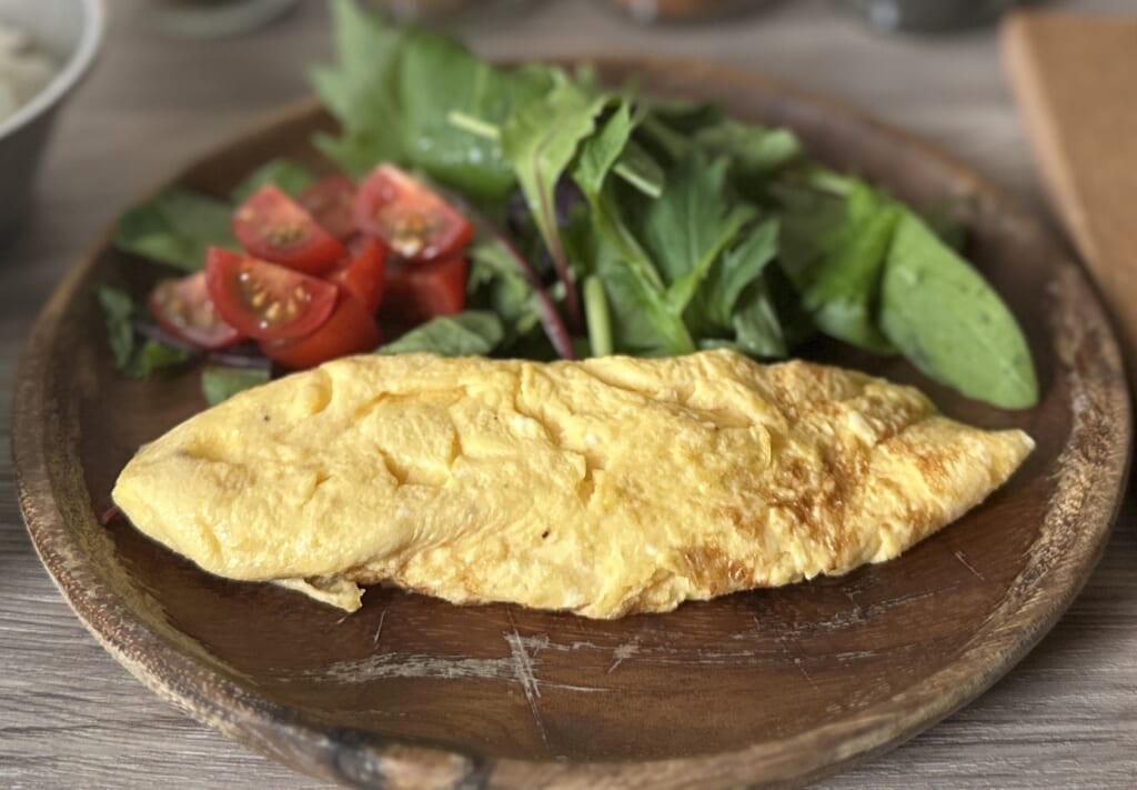 アウトドアスパイスのほりにしプレミアムとオムレツ